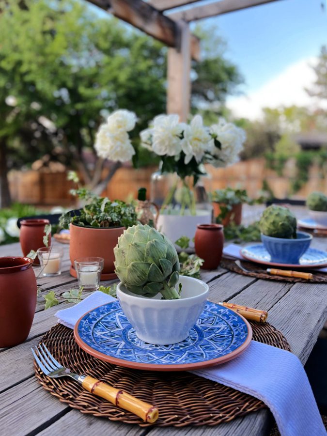 https://www.thetatteredpew.com/wp-content/uploads/an-outdoor-summer-tablescape-with-blues-and-terracotta-1.jpg