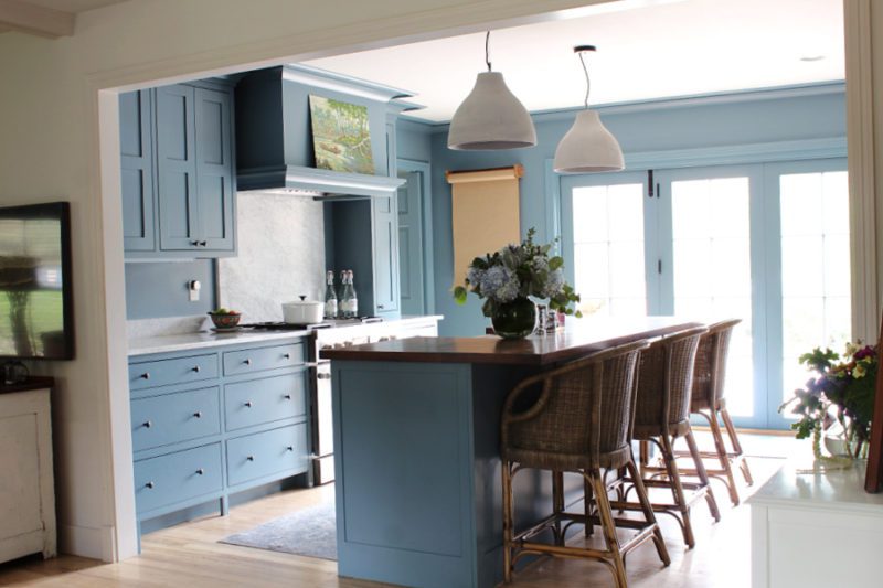 Midnight blue kitchen cabinets